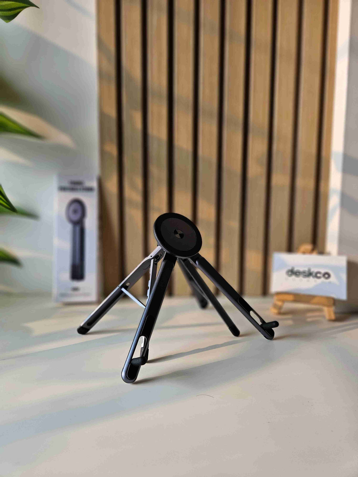🎉LAST DAY 50% OFF📱4-in-1 MultifunctioneleMagnetischeApparaatstandaard:Aluminiumlegering -Draagbaar, Verstelbaar& Stabiel VoorTelefoon/Tablet/Lapto in use